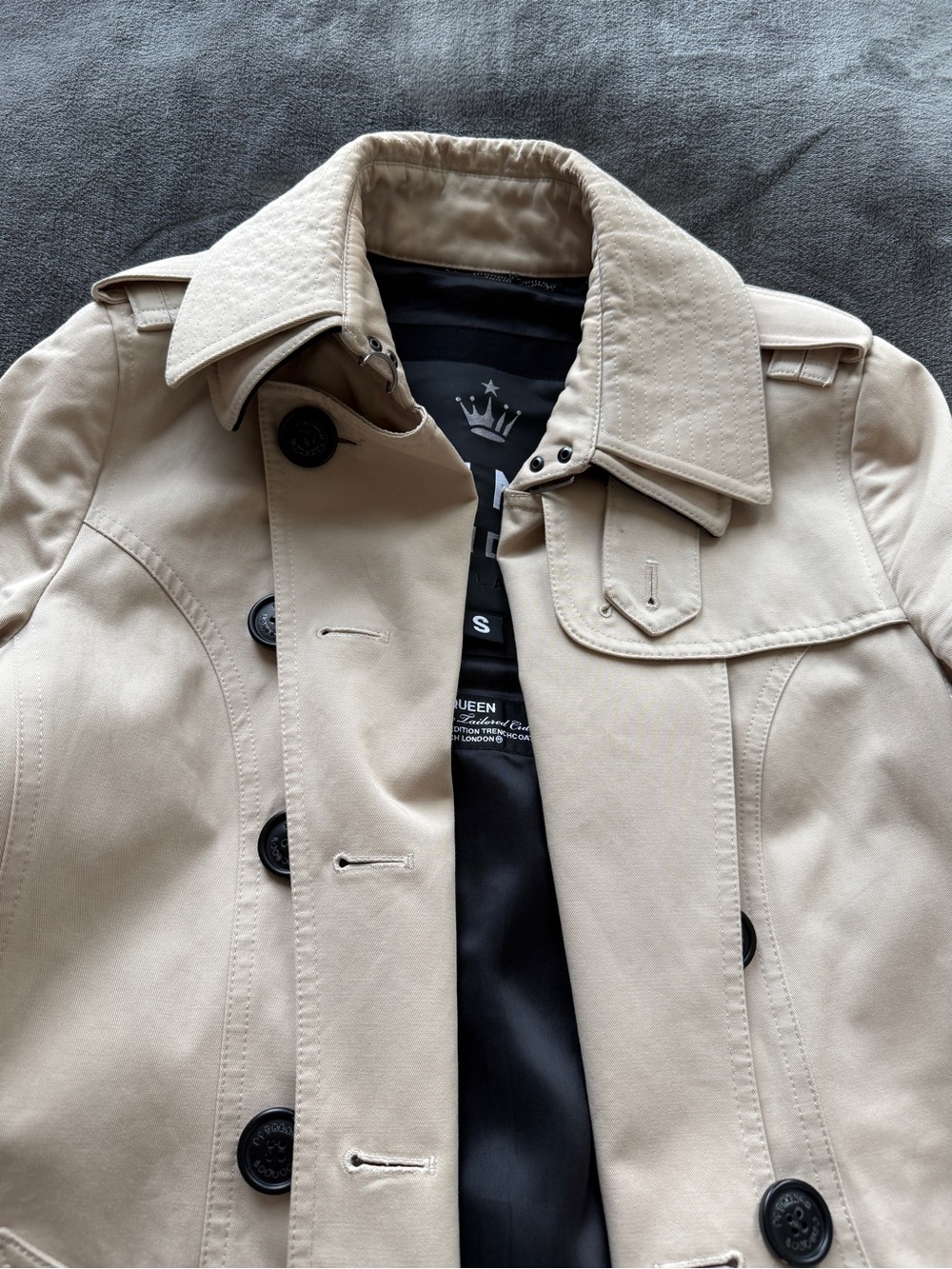 TRENCH LONDON Queen Classic Trench Coat (Stone/Black/Gold) - Picture 5 of 16